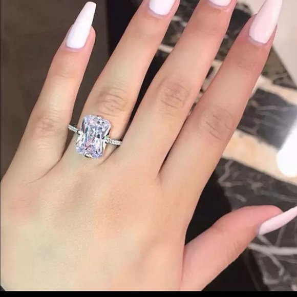 ♡18k White Gold Emerald Cut Diamond Halo Ring♡ - Picture 2 of 4